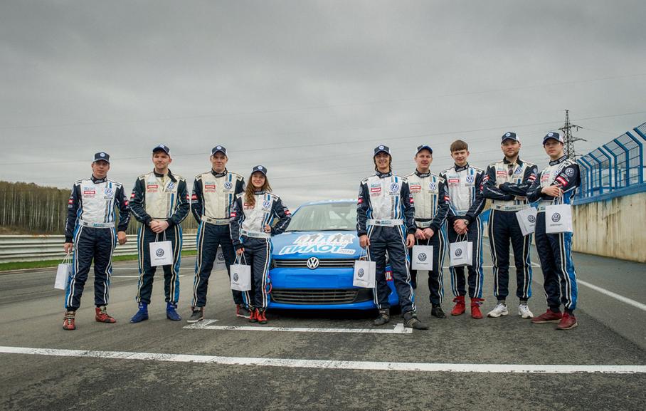 Темная лошадка