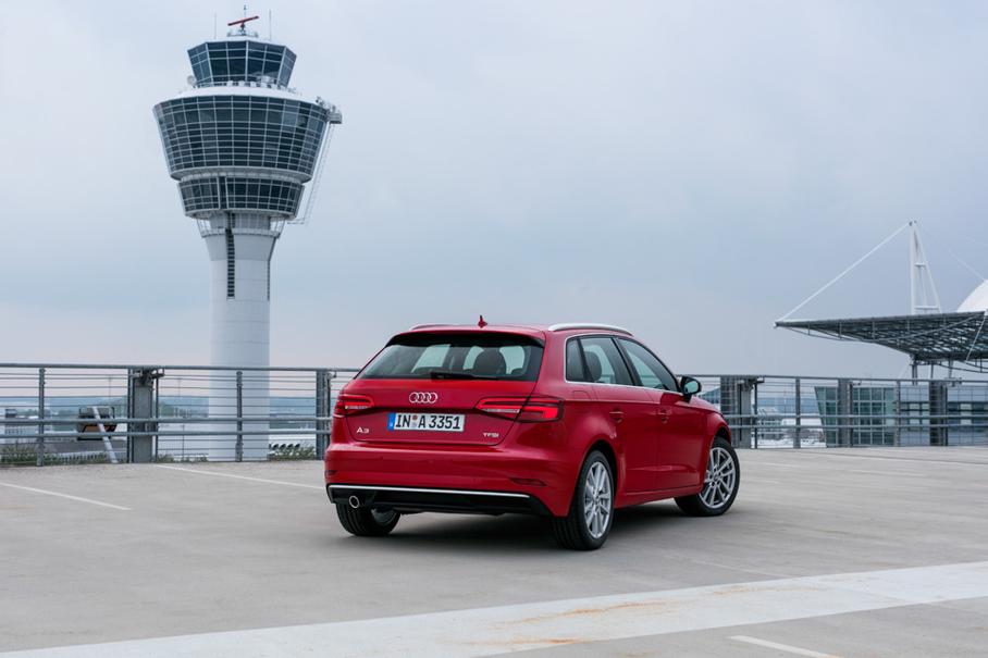 Audi A3 доступна с тремя вариантами подвески: базовым, заниженным на 10 миллиметров и «спортивным», в котором амортизаторы жестче, а дорожный просвет уменьшен уже на 25 миллиметров.