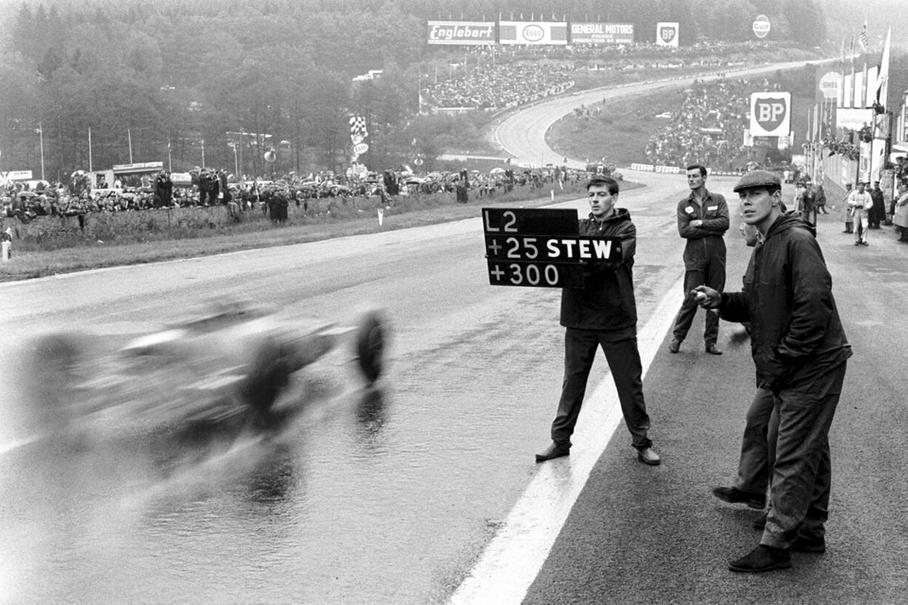 Никакого пит-уолл, трибуна в «О Руж» в зоне вылета, а прямо на апексе поворота любили стоять фотографы