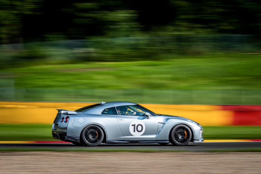 На сколько обновленный GT-R стал быстрее на той же Северной петле, пока никто не знает, но во время слалома на полигоне в Японии новая машина оказалась быстрее старой на четыре процента.