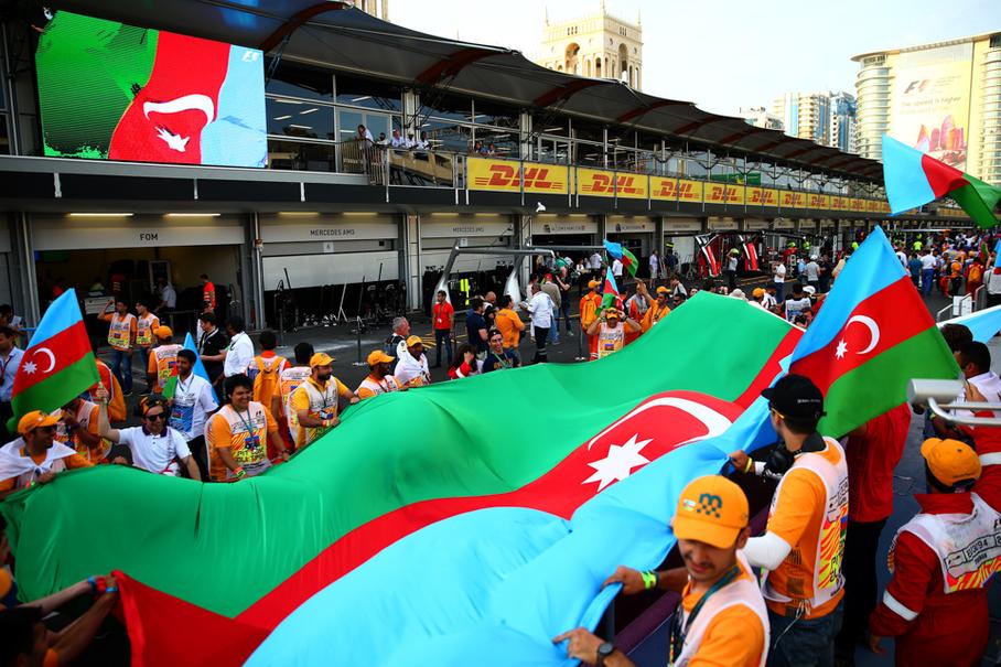 Маршалы Гран-при Европы после финиша гонки Формулы-1