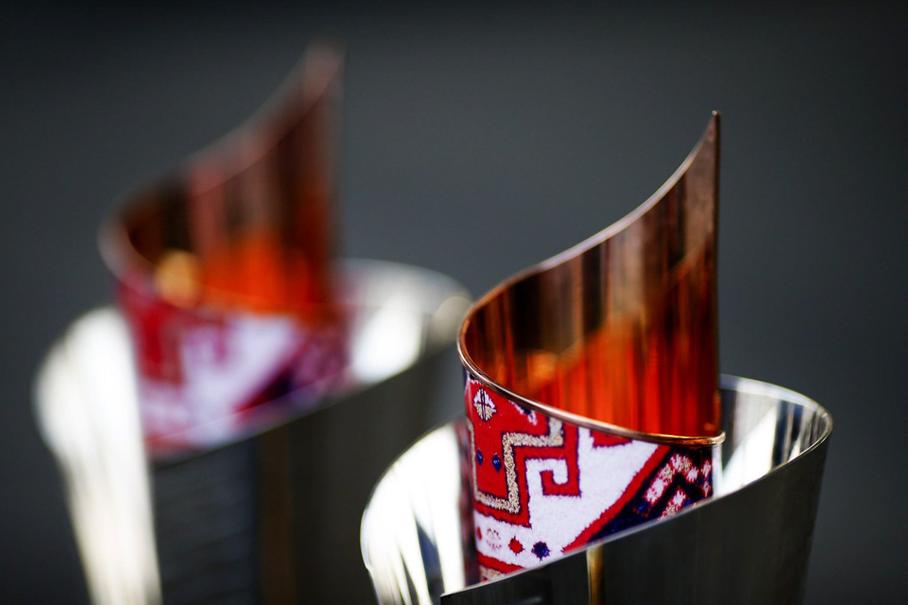 Цитата с официального сайта гонки: «Дизайн кубка основан на традиционном азербайджанском ковре, „обернутом“ в серебяную колонну, которая расположена на золотом плато с красной серединой, что символизирует огонь — особый знак Азербайджана. Колонны поставлены на эмалированное „море“ — Каспийское море — окаймленное золотом, символизирующее победу. Вся конструкция кубка базируется на специальной основе с обозначением цветов национального флага и логотипа Формулы-1 на нижней части трофея»