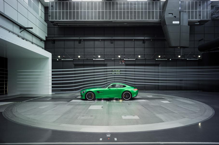 Кузов AMG GT R расширен на 57 миллиметров. Передние колеса — 19-дюймовые, задние — 20-дюймовые.