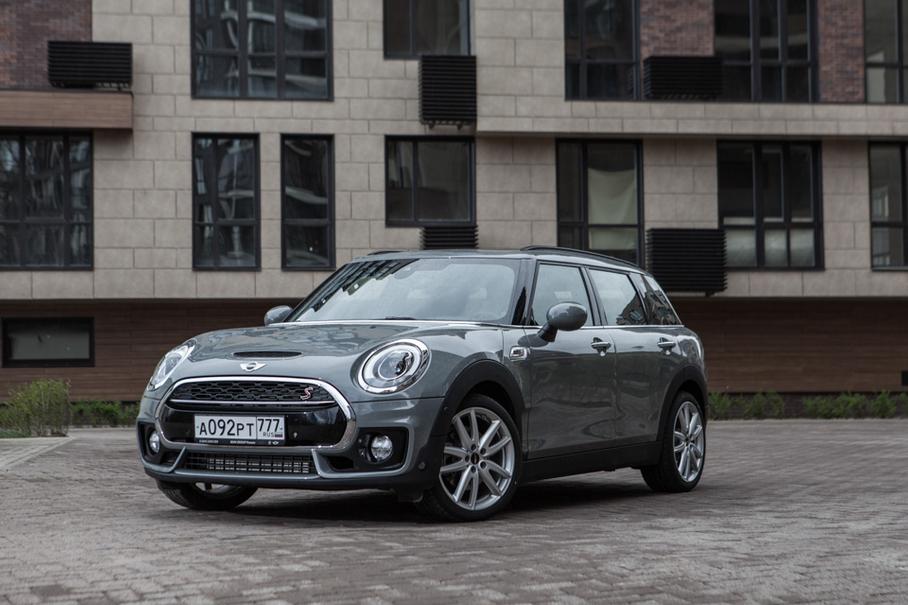 Для хэтчбека Clubman слишком приплюснут, а для универсала у него маловат задний свес и общие габариты. Но именно эта неформатность и привлекает в MINI