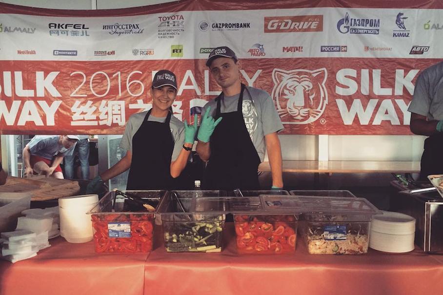 Участники гонки могут питаться в столовой, которую организаторы возводят на каждом бивуаке. Меню там не слишком разнообразное, но еда неплохая. Например, салат из свежих овощей и жареное куриное филе, паста и все такое. В Peugeot Sport есть и свой повар, который готовит для всей команды. Помимо этого, у каждого пилота в трейлере найдется, чем перекусить. Например, лапшой, которая заваривается кипятком. Фото [_amely_k_](https://www.instagram.com/_amely_k_/)