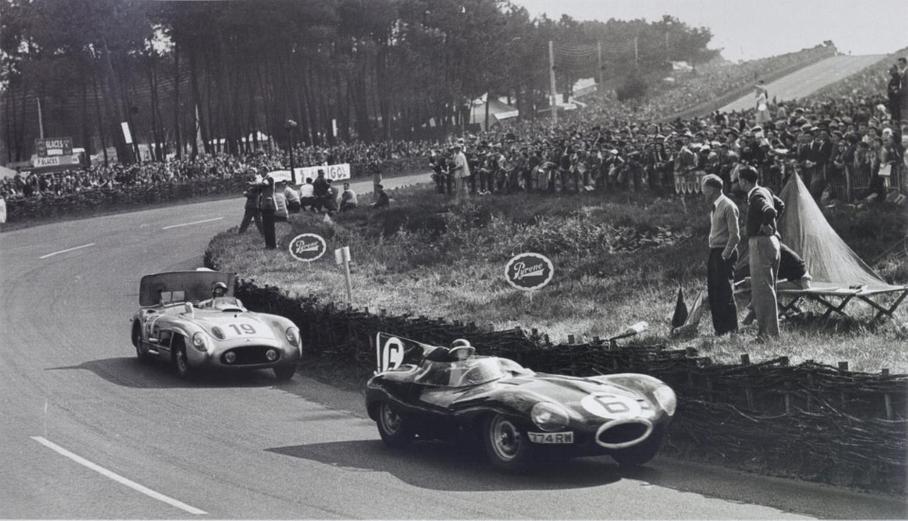 Гоночные титаны 50-х — еще без крыльев, но с небольшими аэродинамическими изысками. У Jaguar – стабилизирующий на прямых хвост, у Mercedes-Benz виден открытый аэродинамический тормоз — попытка помочь устаревающим барабанам на фоне революционных дисковых тормозов британцев