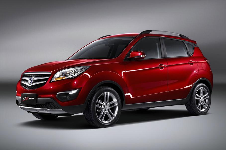 Changan CS35 оснащен «рейлингами на крыше, придающими внедорожный вид», но привод только передний