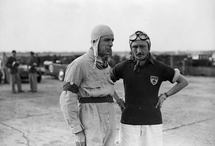 Сэра Генри Ральфа Стенли Биркина (на фото справа), более известного как Тим Биркин, жизнь бросала хлеще, чем [Светлану Бондарчук](http://www.tatler.ru/nashi_lyudi/394527_svetlana_bondarchuk_pervoe_intervyu_o_razvode.php#p=394563;). Этот человек, родившийся в титулованной семье, прошел военную авиацию, битву при Норфолке, и службу в Палестине, где подхватил малярию. Один из Bentley boys — компании энтузиастов Bentley — именно он был инициатором установки наддува на Bentley 4,5. Он прослыл лучшим гонщиком Великобритании того времени и умер, можно сказать, от гонок. Однажды, во время пит-стопа на гонке в Триполи, Тим Биркин потянулся, чтобы поднять упавшую зажигалку (обычное дело на пит-стопе, не правда ли?) и сильно обжег руку о раскаленный выхлоп. Через полтора месяца он умер. Предположительно, это было заражение крови в сочетании с недолеченной малярией…