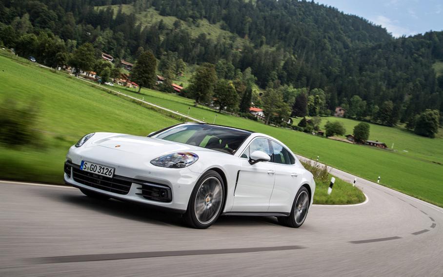 На скорости пневмоподвеска прижимает «Панамеру» к дороге на 28 миллиметров спереди и на 20 миллиметров сзади. А в самом верхнем ее положении кузов можно поднять на 20 миллиметров — для проезда серьезных неровностей.