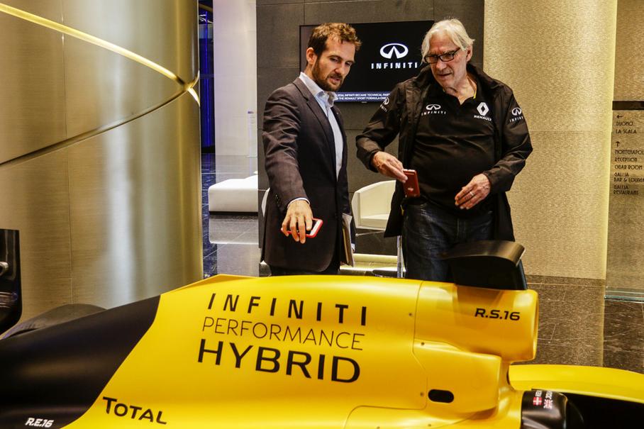 Томмасо Вольпе (слева) и Франсуа Банкон настаивают, что присутствие Infiniti в жизни команды Renault — не просто маркетинговый шаг, а реальная попытка накопить знания для разработки будущих продуктов.