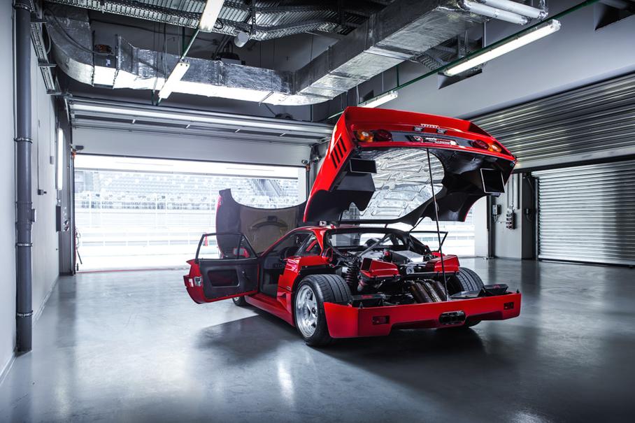 Капот не откроешь без посторонней помощи — большая деталь «дышит» и неожиданно много весит.