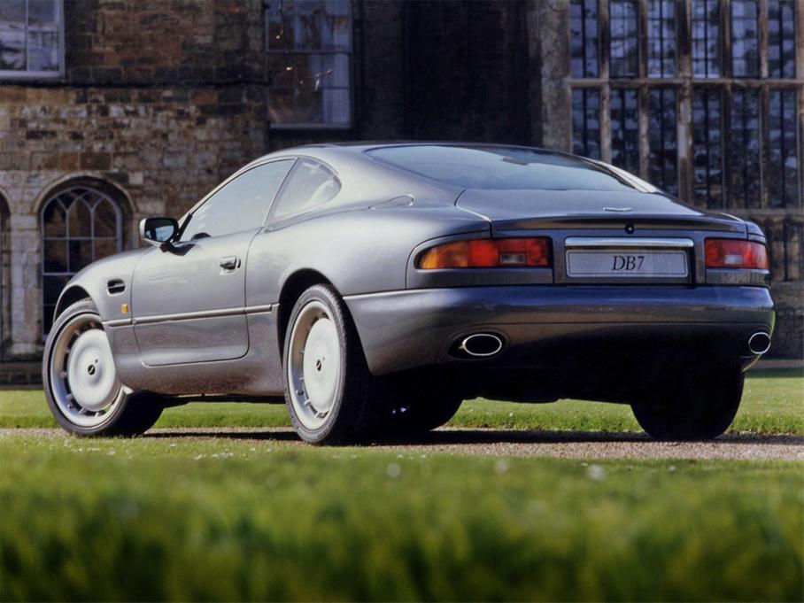 Сами по себе фонари Aston Martin DB7 были прямоугольными — от Mazda 323, но отверстия в кузове маскируют их форму. Проза жизни для Aston Martin образца девяностых.