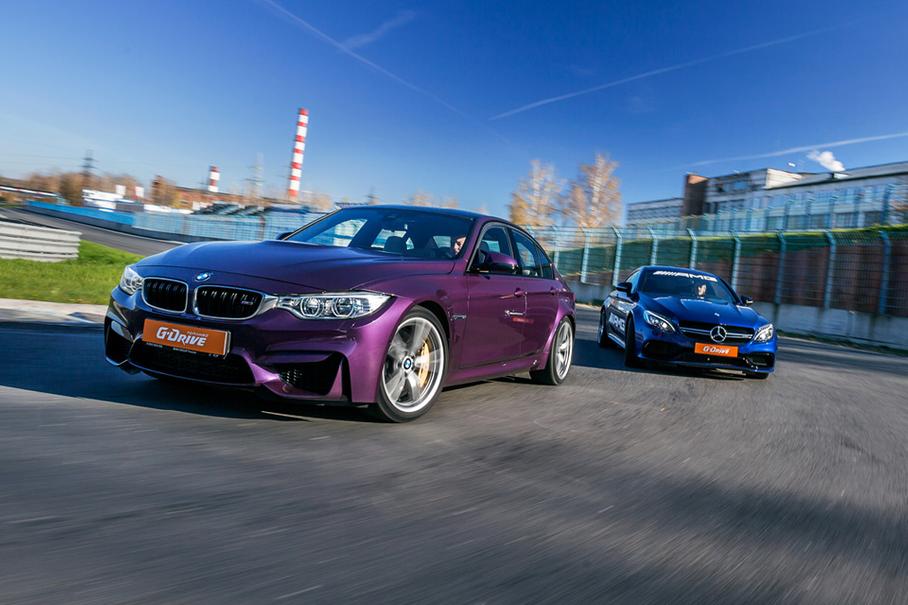 На нашей BMW M3 стояла пассивная подвеска (есть еще с электронноуправляемыми амортизаторами). В городе она может показаться немного тряской, но с разбитой дорогой и с жесточайшими поребриками «Смоленского кольца» она справляется великолепно. Хотя для жизни, конечно, лучше заказать адаптивное шасси.
