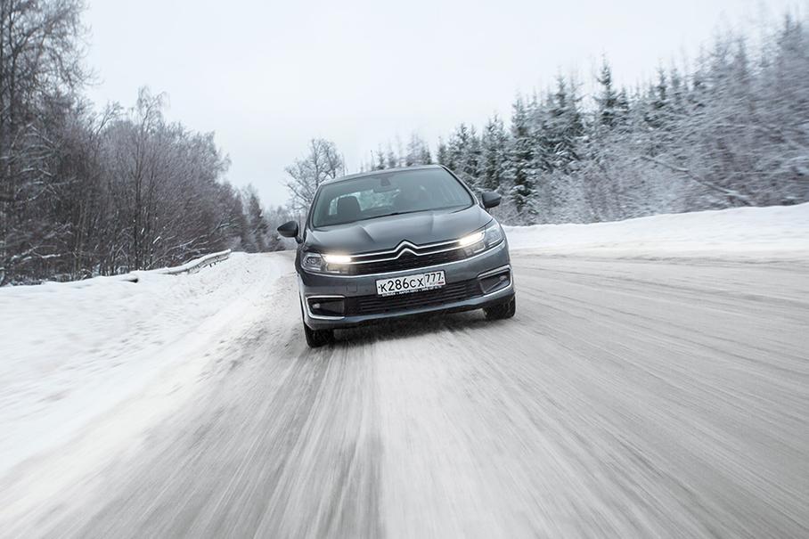 Передняя оптика тоже может быть полностью светодиодной, что делает ее еще симпатичнее, но доступна эта опция только для самой дорогой версии седана — 150-сильной при комплектации Shine Ultimate. Свет не адаптивный, но достаточно мощный и уж точно лучше единственной альтернативы в виде галогенок.