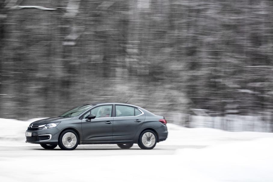 Полутора сотен сил седану C4 достаточно и по паспорту (вполне приличные 8,1 секунды в разгоне до «сотни»), и по совести. В смысле, мотора хватает практически всегда, даже в зоне трехзначных скоростей.