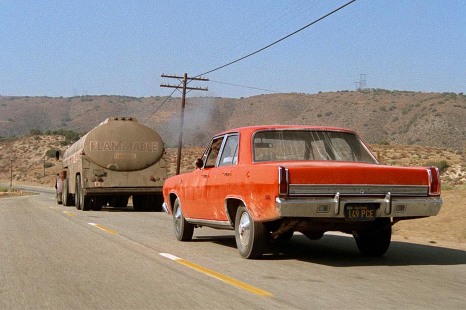 После тщательного отбора, машиной-убийцей в «Дуэли» стал Peterbilt 281 1955 года. Причем съемочной бригаде поручили сделать его еще уродливее. А вот модель легковушки для Спилберга была не так важна. Главное — красный цвет, который хорошо смотрелся на фоне песочного пейзажа.