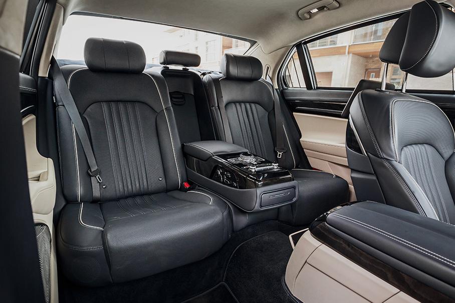 У задних кресел (обоих) имеется регулировка в 14 направлениях, включая «ломающуюся» спинку. Кроме того, они сертифицированы немецкой организацией AGR. Что это значит? Должный уровень комфорта, вот что. Подкрепляет его наличие подогрева и вентиляции, а также памяти настроек.