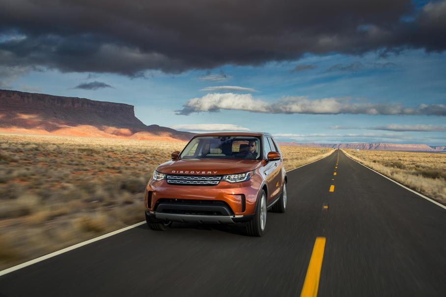 С ценами у нас, конечно, будет трудновато: Disco в более-менее нормальной комплектации тянет миллионов на пять. И это те деньги, которые принято без стеснения отдавать за брутальный внедорожник со статусным бонусом, а вот платить столько же за хороший семейный автомобиль — уже вроде как расточительство. Российский офис JLR перестраховывается: помимо максимальных версий First Edition за 6,3-6,4 миллиона к предзаказу пока [доступны](http://www.landrover.ru/vehicles/discovery/new-discovery-in-stock.html) только вот такие «промежуточные» дизельные SE за 4,8 с хвостиком.