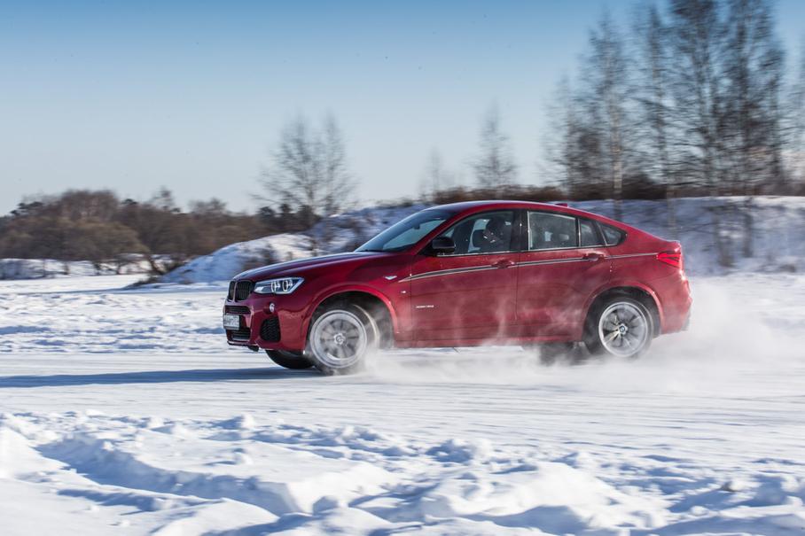 У BMW X4 абсолютно заднеприводные повадки: повернул руль, дал больше газа и вуаля, вперед смотришь через боковое окно. При этом система стабилизации очень чуткая и почти не дает делать роковые ошибки. Но ее можно отключить. Полностью.