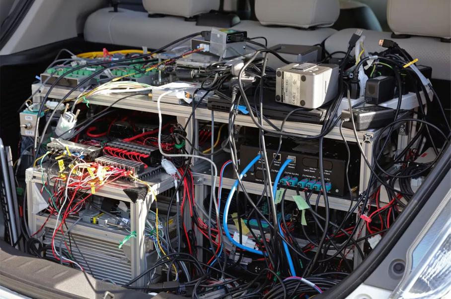 Багажник все того же беспилотного Nissan Leaf во время тестов. Полученная от камер и сенсоров информация позволяет учить автопилот новым ситуациям — как ребенка.