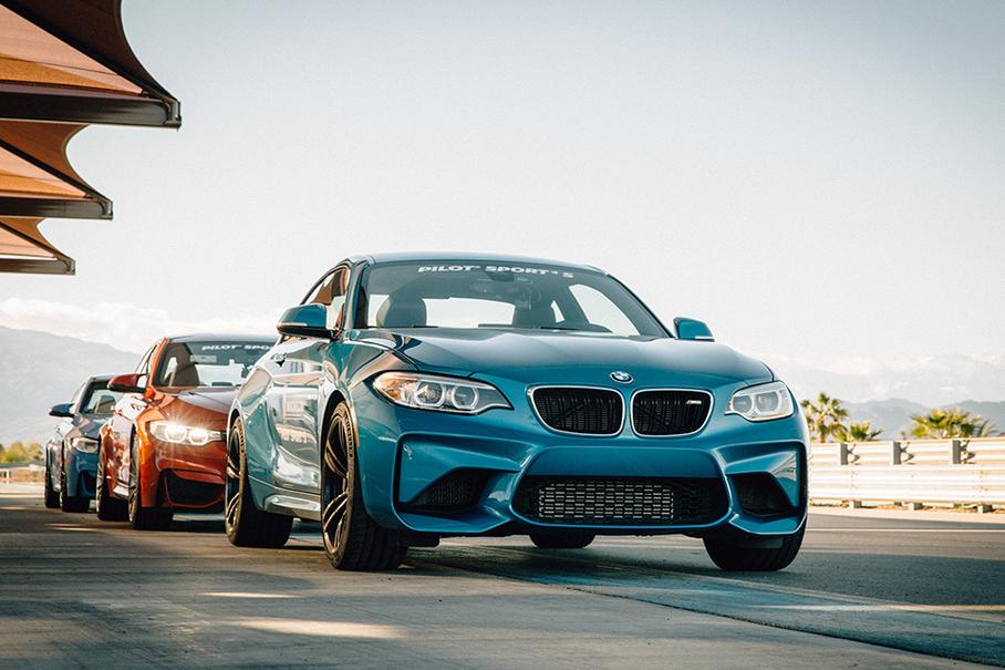 Инструкторы ездили на M2, мы — на M3 и M4. Все машины были обуты в новые шины Michelin Pilot Sport 4S, но без «звездочки» в маркировке — то есть, это были шины не для первичной комплектации.