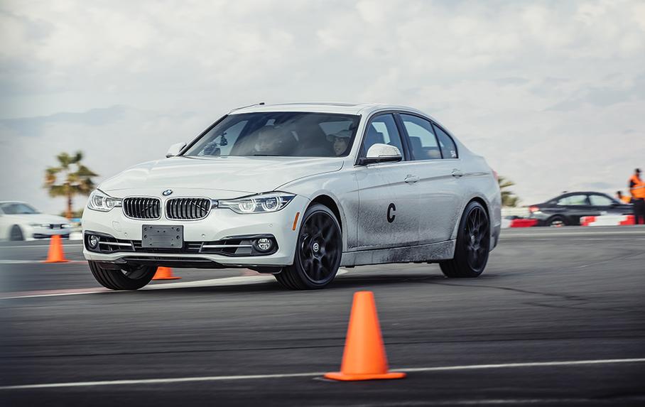 Машина на шинах Continental (видите буковку C на борту?) управлялась так же хорошо, как и новые «Мишлены». Но на торможении она уступила французской новинке больше метра.