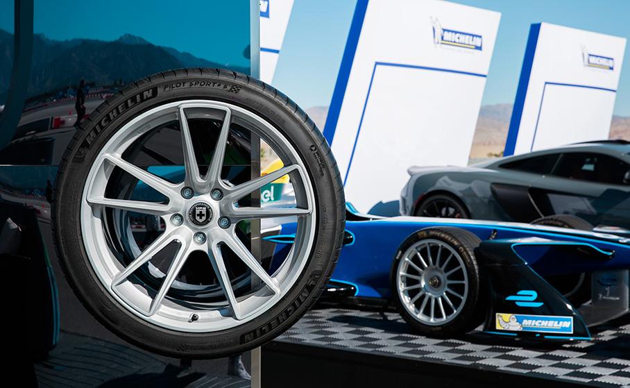 Из особенностей Michelin Pilot Sport 4S — специальная защитная кайма вокруг диска, защищающая его от повреждения при неаккуратной парковке рядом с бордюром, а также особая технология нанесения логотипа, напоминающая бархат. Кстати, в будущем Michelin собирается выпускать «брендированные» покрышки — с логотипами автомобильных брендов или названиями специальных модификаций автомобилей, для которых они изготовлены.