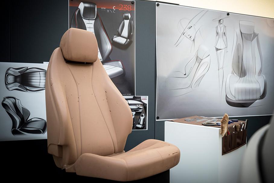 Если дизайнеры подразделения UX держат руку на пульсе новейших технологий и интерфейсов, то интерьерщики следят за индустрией моды и мебели