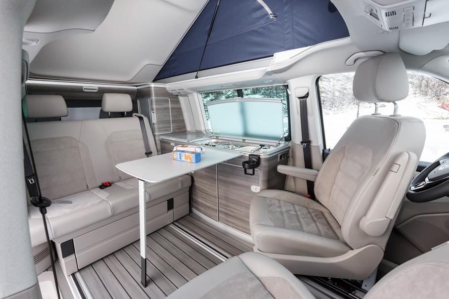 Самое важное — помнить, что когда вы опускаете палатку в исходное положение, окна (или двери) машины нужно приоткрыть, поскольку при закрывании палатка заталкивает в салон такое количество воздуха, которое может выдавить вам стекло. Или барабанную перепонку… Кстати, для увеличения пространства над головой, пол второго этажа (то есть потолок первого этажа) можно поднять.