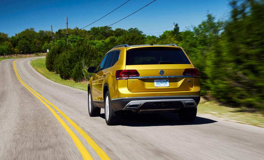 Никаких пневмоподвесок и адаптивных амортизаторов — в США, как и в России, VW Teramont (Atlas) будет продаваться только с пассивным шасси. Так дешевле, но базовые настройки показались жестковатыми для большого семейного автомобиля.