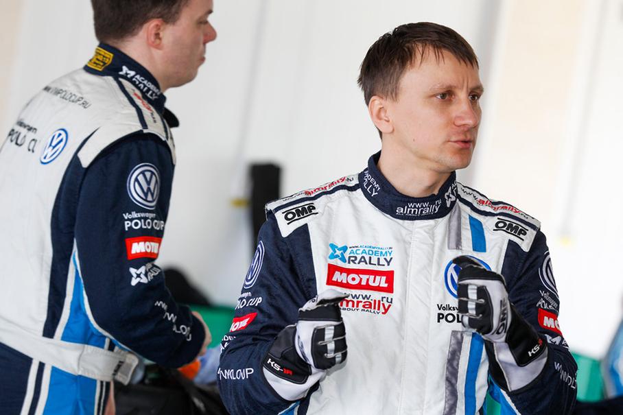 Олег Чеботарев (справа)