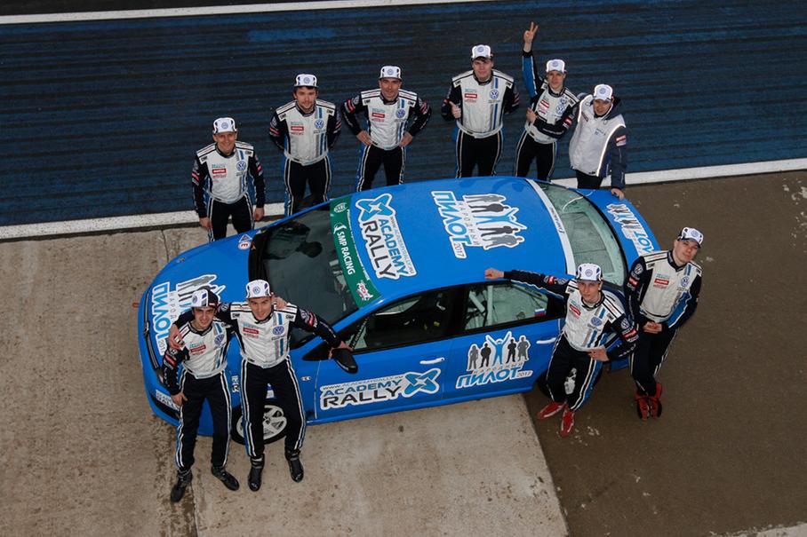 Первый ряд (слева направо): Василий Рожков, Александр Дударев, Дмитрий Дудин, Иван Кузнецов. Второй ряд (слева направо): Олег Чеботарев, Александр Прокопенко, Андрей Харчев, Глеб Кузнецов, Иван Костюков, Александр Сливницын (генеральный директор «Академии ралли»)