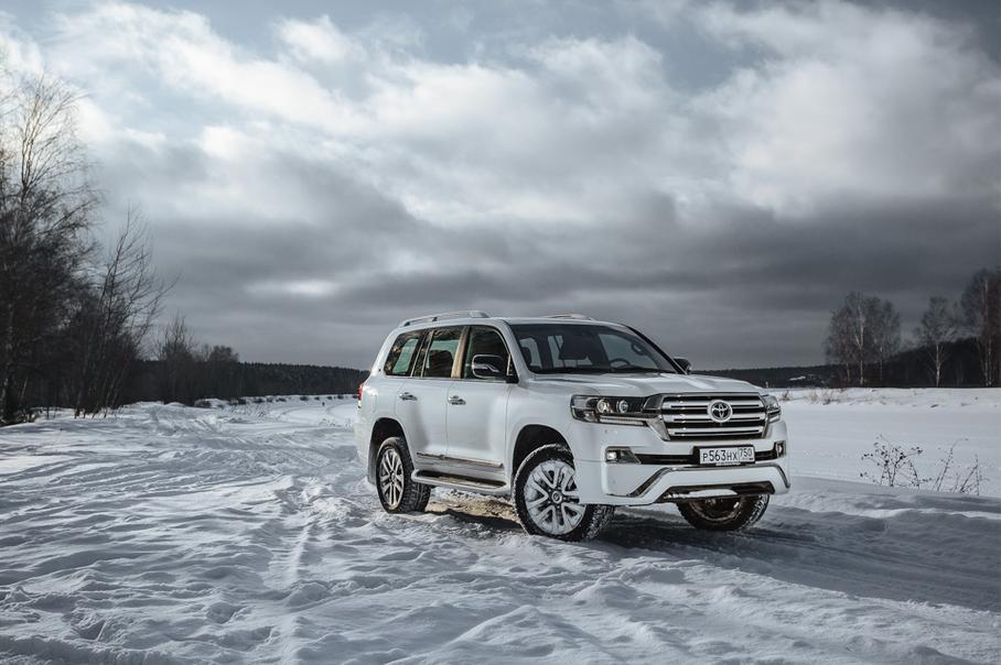 Кажется, что с этими накладками на бамперы LC 200 не сильно потерял в геометрии (хотя это не так), но давайте будем откровенными — вряд ли владелец этой хромированной красоты полезет по-настоящему месить грязь.