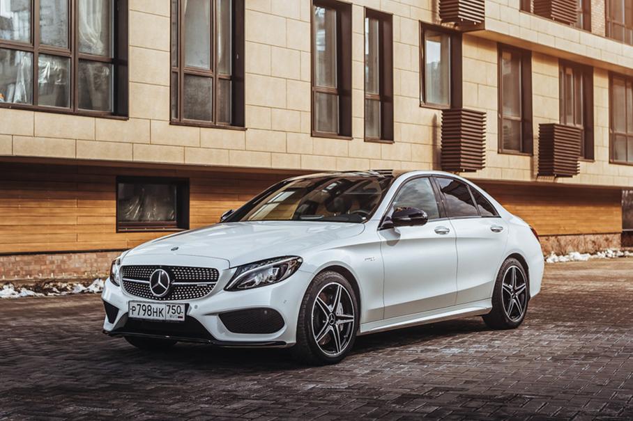 За 164 539 рублей на AMG C 43 можно заказать еще более агрессивные бампера с карбоновыми вставками. 