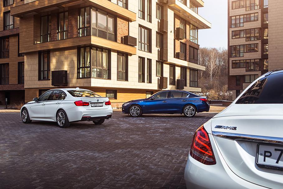 Все три наших седана – с приводом на все колеса . Но только у AMG C 43 используется постоянный полный привод с распределением тяги между осями в пропорции 33:67, а на BMW 340i xDrive и Infiniti Q50S передняя ось подключается с помощью многодисковой муфты с электронным управлением. Именно поэтому на нестабильных покрытиях «Мерседес» кажется чуть более хулиганским, но BMW и «японец» разгоняются стабильнее.