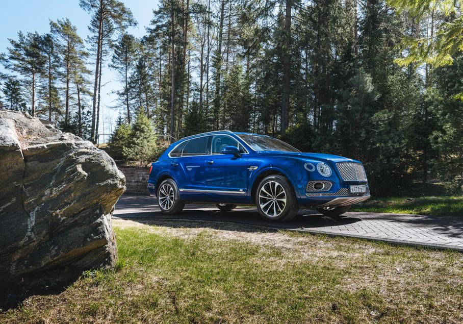 Это во времена первого Porsche Cayenne немцев спрашивали, зачем именитой марке размывать имидж, выпуская внедорожник? Сейчас все гораздо проще: британцы просто подсмотрели, что у трети их клиентов подобная машина уже есть. Так почему бы не заполнить эту нишу своей моделью?