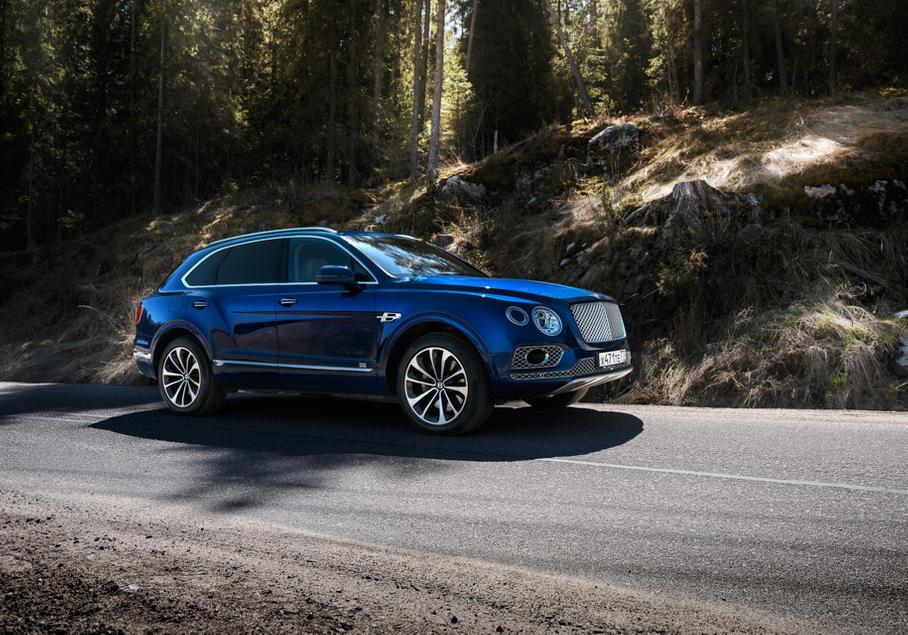 Весь свет скомпонован внутри головных фар – под противотуманки в бампере маскируются радары адаптивного круиз-контроля.