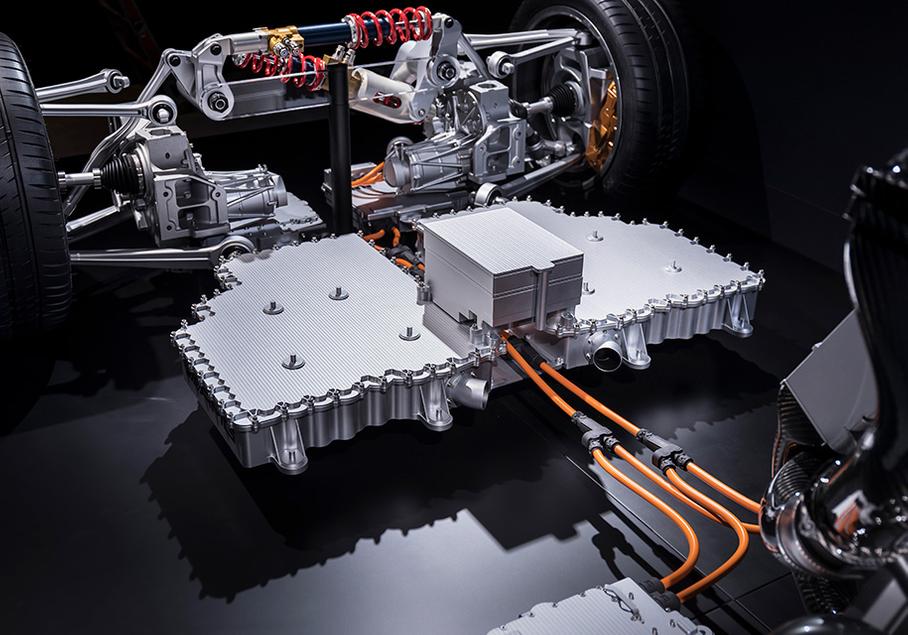 Хорошо видна подвеска гоночного типа с толкателями и передние электромоторы — зацеп на разгоне у полноприводного Project One будет лучше, чем у Формулы-1. Правда и вес обещает быть в районе 1300 килограммов.