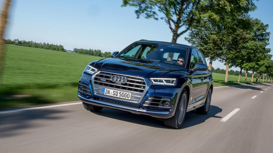 Опоздать с торможением на SQ5 — еще не значит с визгом вылететь с дороги. Скорее всего, вы с визгом, но все же повернете — в виражах неприличной стремительности этот кроссовер валится и скрипит шинами, но ведет себя довольно прозрачно. Другими словами, границу дозволенного, после которой останется только молиться умной электронике, вы наверняка найдете почти сразу.