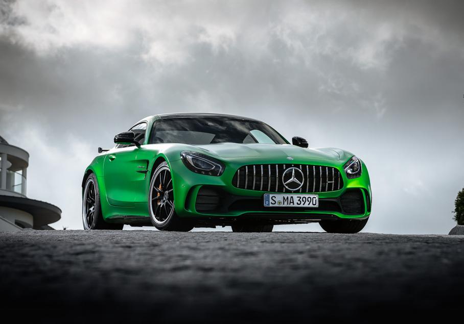 Кажется, пройдя через огромную пасть AMG GT R, воздух на всей улице становится теплее, но большую часть времени она закрыта электрическими заслонками, чтобы улучшить аэродинамику.
