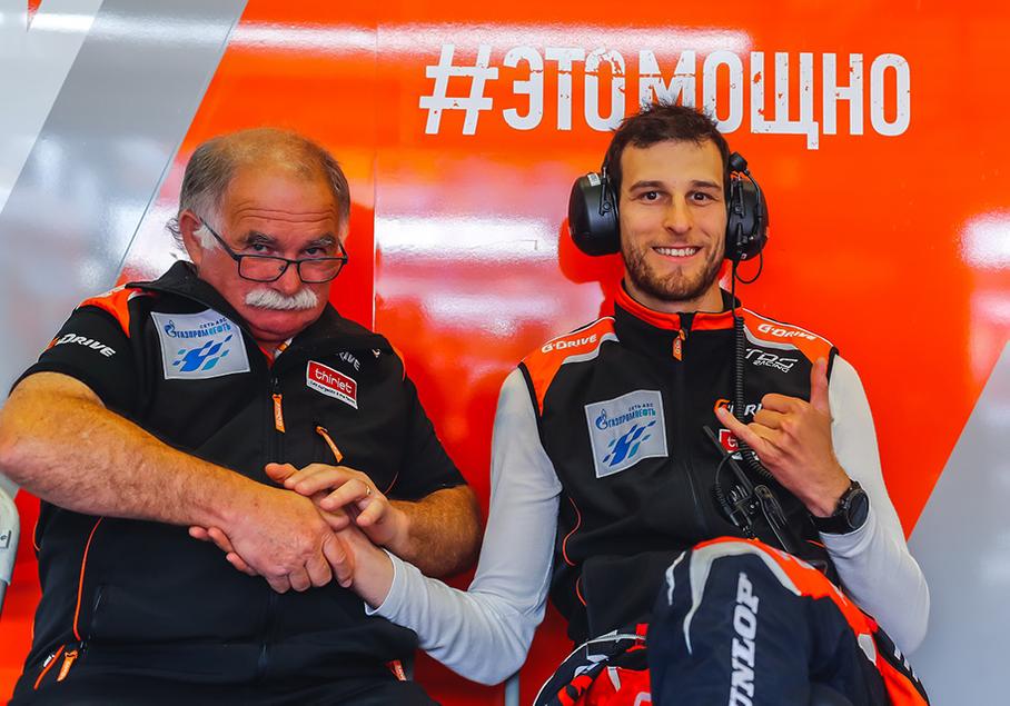 Усача, который сидит слева от Пьера Тирье, зовут Кристиан, но в команде его ласково называют Кики. Он один из трех физиотерапевтов коллектива. Именно Кими готовит гонщиков перед тем, как они садятся в машину, и принимает участие в разработке плана их отдыха во время гонки.