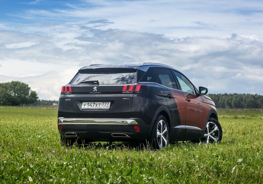 Черный пластиковый обвес – скорее дань кроссоверному стилю, чем реальная защита от царапин