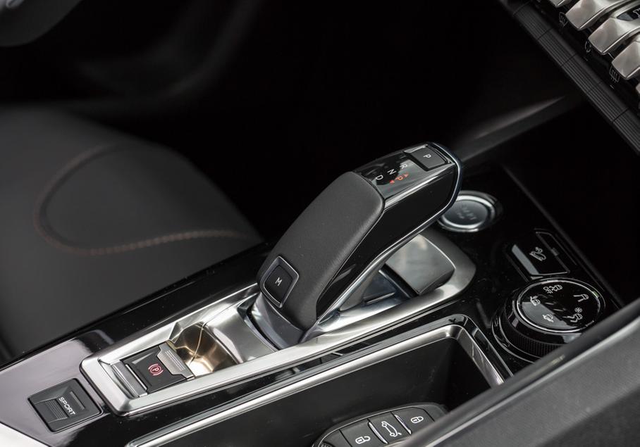 Справа – кругляш выбора режимов езды по бездорожью и кнопка помощника спуска с горы. Но на переднеприводном городском кроссовере – это просто игрушки