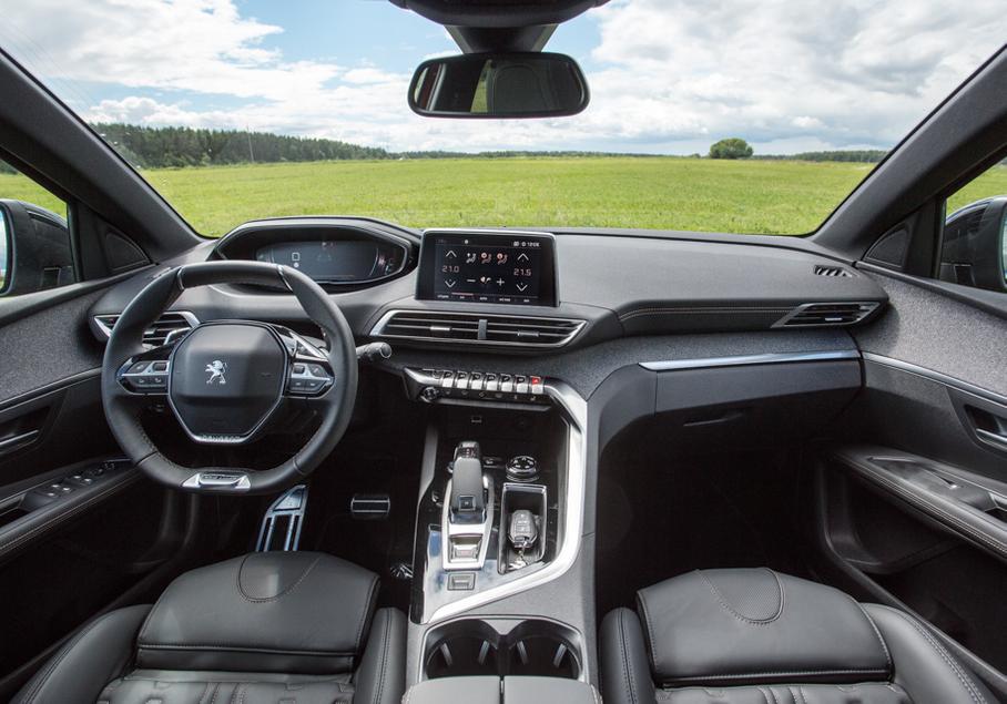 Тканевая разнофактурная отделка выглядит нарядно, но что с ней будет через несколько лет? Впрочем, похожие тканевые салоны Chevrolet Cruze живут относительно долго