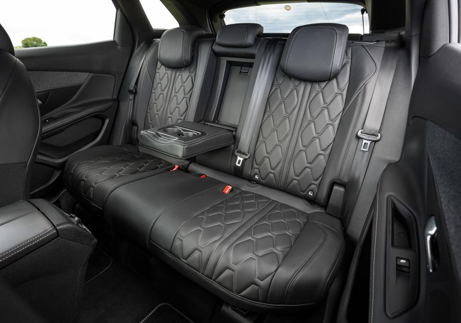 На сиденьях – классный рисунок, а в ногах задних пассажиров неожиданного много места