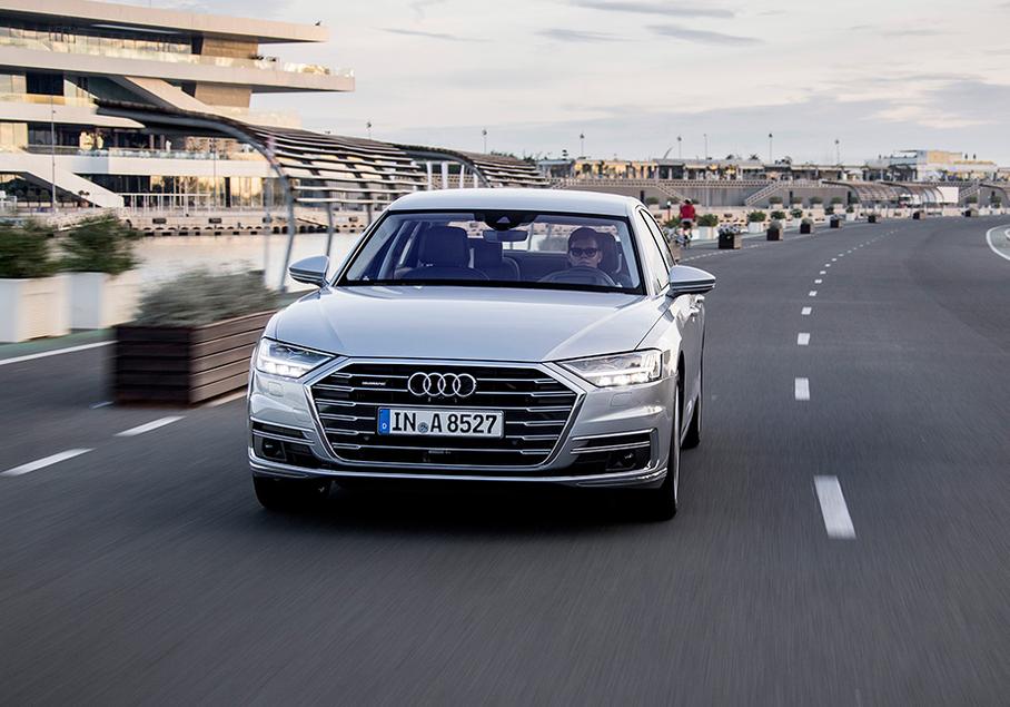 Что говорите, новая А8 выглядит так же, как старая? Конечно нет — тут другая решетка радиатора, новые матричные фары, в которых может быть до 138 светодиодов и дополнительная секция дальнего света с «лазером», и новые бамперы. 