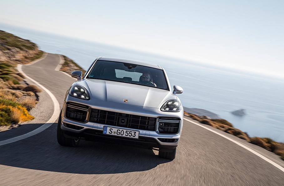 Cayenne и Cayenne S уже в базе получают полностью светодиодную оптику, а Cayenne Turbo – еще и адаптивную. Матричные фары с 84 светильниками и камерой, которая распознает другие автомобили – это опция.