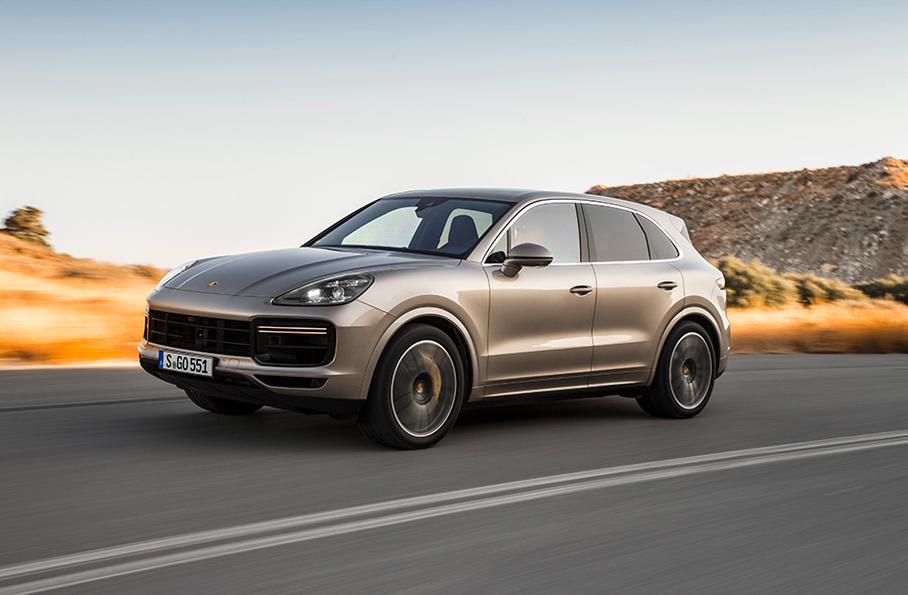 Для Porsche Cayenne доступны все самые свежие электронные помощники, включая адаптивный круиз с распознаванием знаков и системой удержания в полосе, комплекс ночного видения и комплекс камер кругового обзора. Есть доступ в интернет через встроенную симкарту LTE.