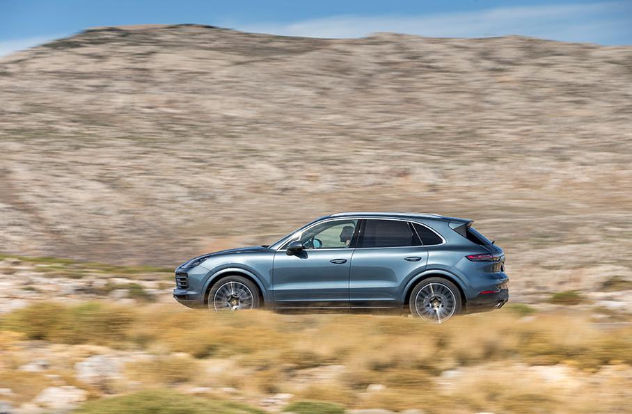 Кажется, что Cayenne изменился не сильно – на самом деле, у нового и старого нет ни одной общей детали, и даже узнаваемый силуэт в новом прочтении выглядит еще стремительнее.