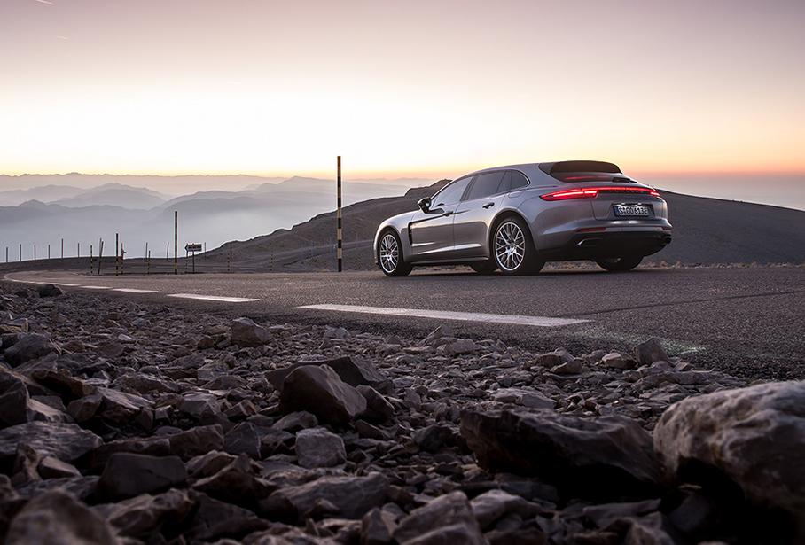 Модель Porsche Panamera ST может быть только полноприводной. Цены — от 6,667 миллиона рублей за Panamera 4 Sport Turismo (330 л.с.) до 12,244 миллиона рублей за «супергибридную» Panamera Turbo S E-Hybrid Sport Turismo. Доплата по сравнению с обычной «Панамерой» – 130-170 тысяч рублей.